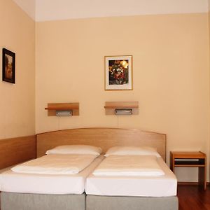 Kleine Kamer met een King Size Bed